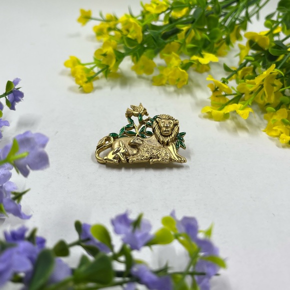 Danecraft Signed Vintage Gold Plated and Enamel Lion and Friends Brooch - Picture 4 of 7